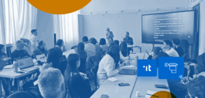 I partecipanti al lavoro sui loro dispositivi. Sulla lavagna digitale appunti dalle verifiche.